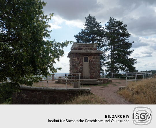 Aussichtsterrasse an der Bismarcksäule in Cossebaude.