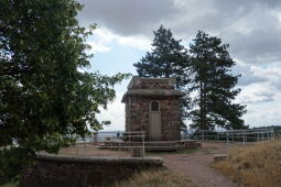 Aussichtsterrasse an der Bismarcksäule in Cossebaude.