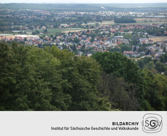 Ausblick von der Terrasse an der Bismarcksäule in Cossebaude ins Elbtal.