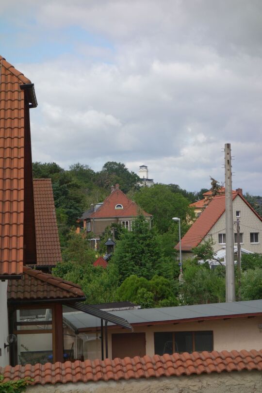 Ausblick von der Terrasse an der Bismarcksäule zum Osterberg in Cossebaude.