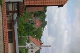 Ausblick von der Terrasse an der Bismarcksäule zum Osterberg in Cossebaude.