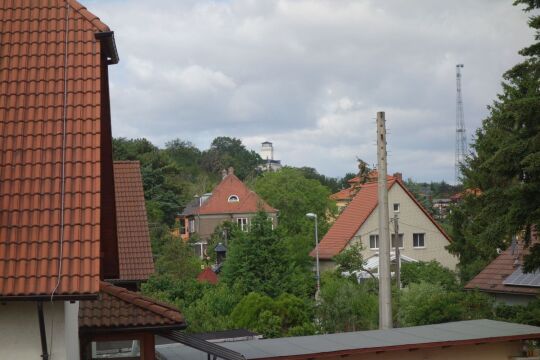 Ausblick von der Terrasse an der Bismarcksäule zum Osterberg in Cossebaude.