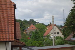 Ausblick von der Terrasse an der Bismarcksäule zum Osterberg in Cossebaude.