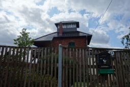 Private Wohnhäuser mit Dachreiter im Umfeld der Bismarcksäule in Cossebaude.