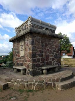 Die Bismarcksäule in Cossebaude.