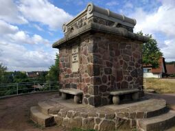 Die Bismarcksäule in Cossebaude.