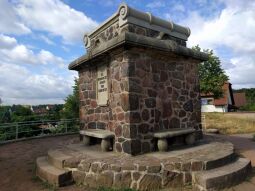 Die Bismarcksäule in Cossebaude.