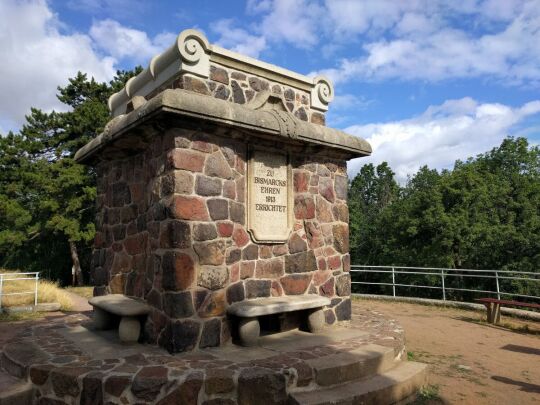 Die Bismarcksäule in Cossebaude.