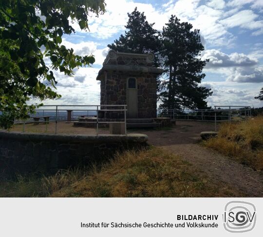 Aussichtsterrasse an der Bismarcksäule in Cossebaude.