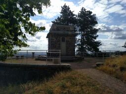 Aussichtsterrasse an der Bismarcksäule in Cossebaude.