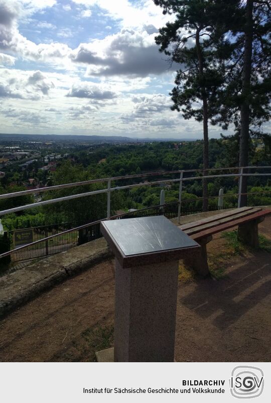 Orientierungstafel auf der Aussichtsterrasse an der Bismarcksäule in Cossebaude.