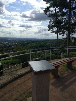 Orientierungstafel auf der Aussichtsterrasse an der Bismarcksäule in Cossebaude.