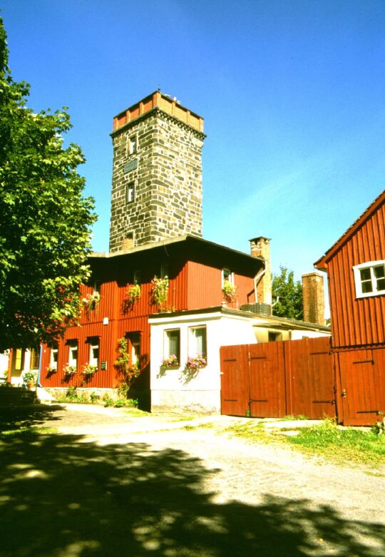 Bergbaude mit Aussichtsturm auf dem Mönchwalder Berg bei Wilthen.