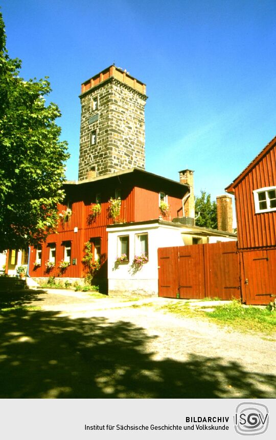 Bergbaude mit Aussichtsturm auf dem Mönchwalder Berg bei Wilthen.