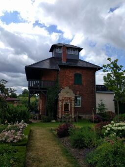 Private Wohnhäuser mit Dachreiter im Umfeld der Bismarcksäule in Cossebaude.