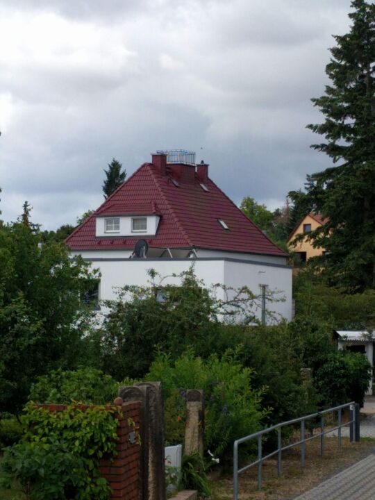 Private Wohnhäuser mit Dachreiter im Umfeld der Bismarcksäule in Cossebaude.