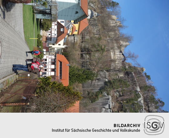 Ausflügler auf dem Weg zur Klosterkirche auf dem Berg Oybin.