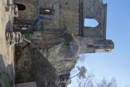 Blick zum sanierten Kirchturm mit Aussichtsplattform auf dem berg Oybin.