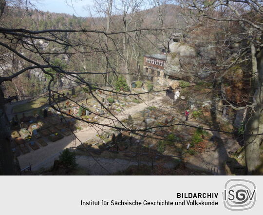 Blick auf den Bergfriedhof und zur Gaststätte auf dem Berg Oybin.