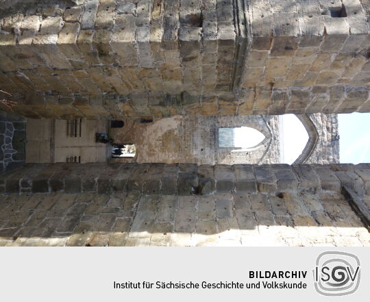 Blick in das Innere der Kirchenruine von der Höhe des Berges Oybin.