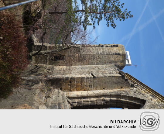 Blick zum sanierten Kirchturm mit Aussichtsplattform auf dem Berg Oybin.