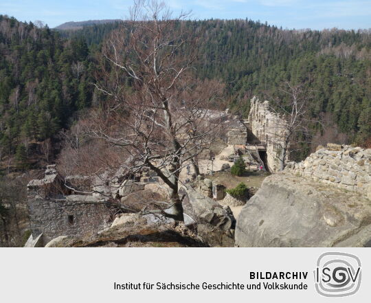 Blick auf den Hof der Burgruine auf dem Berg Oybin.