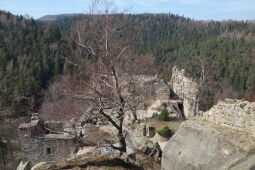 Blick auf den Hof der Burgruine auf dem Berg Oybin.