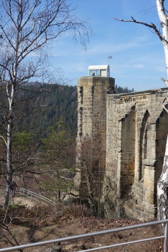 Blick zum sanierten Kirchturm mit Aussichtsplattform auf dem Berg Oybin.