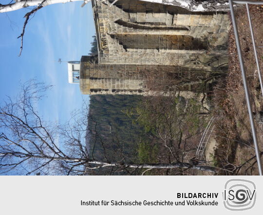 Blick zum sanierten Kirchturm mit Aussichtsplattform auf dem Berg Oybin.