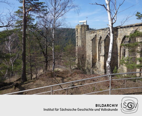 Blick zum sanierten Kirchturm mit Aussichtsplattform auf dem Berg Oybin.