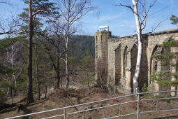 Blick zum sanierten Kirchturm mit Aussichtsplattform auf dem Berg Oybin.