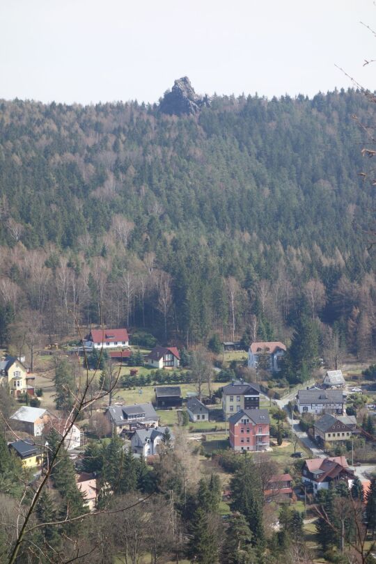 Blick vom Oybin zum Scharfenstein im Zittauer Gebirge.
