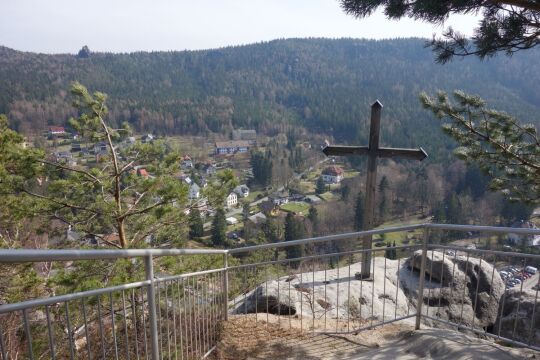 Das 2006 auf dem Oybin errichtete Gipfelkreuz.