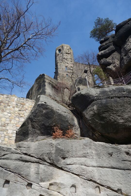 Blick zum sanierten Kirchturm mit Aussichtsplattform.