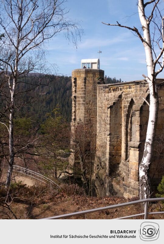 Blick zum sanierten Kirchturm mit Aussichtsplattform.