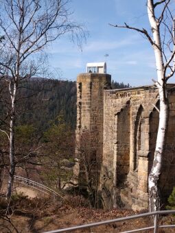 Blick zum sanierten Kirchturm mit Aussichtsplattform.