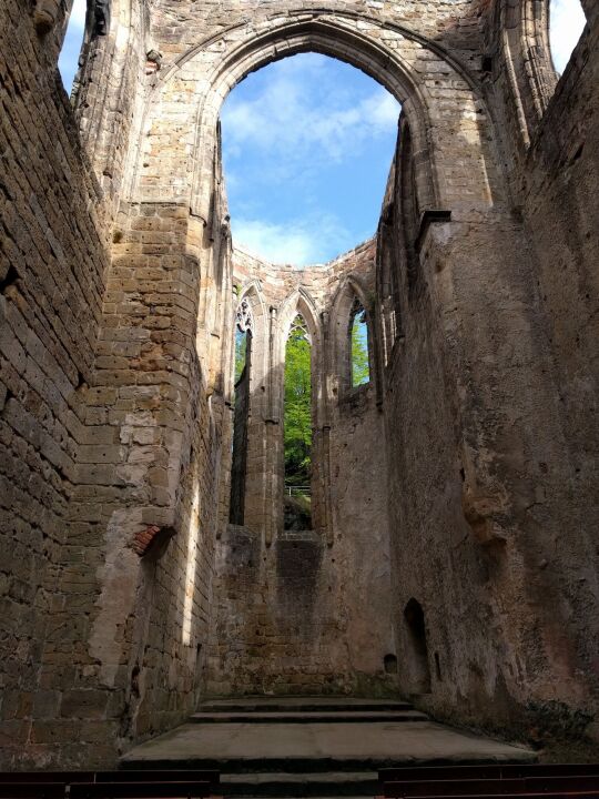 In der Ruine der Klosterkirche auf dem Berg Oybin.