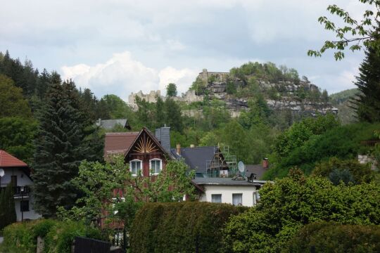 Blick von der Kammstraße zu den Ruinen auf dem Berg Oybin.