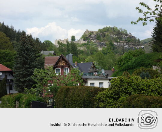 Blick von der Kammstraße zu den Ruinen auf dem Berg Oybin.