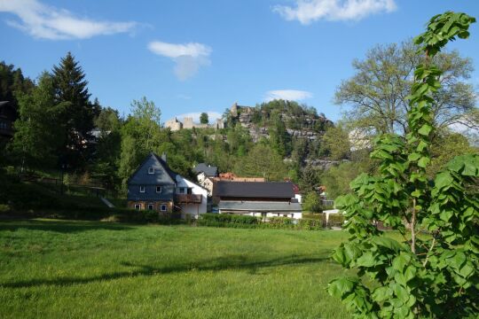 Blick von der Kammstraße zu den Ruinen auf dem Berg Oybin.