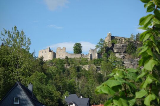 Blick von der Kammstraße zu den Ruinen auf dem Berg Oybin.