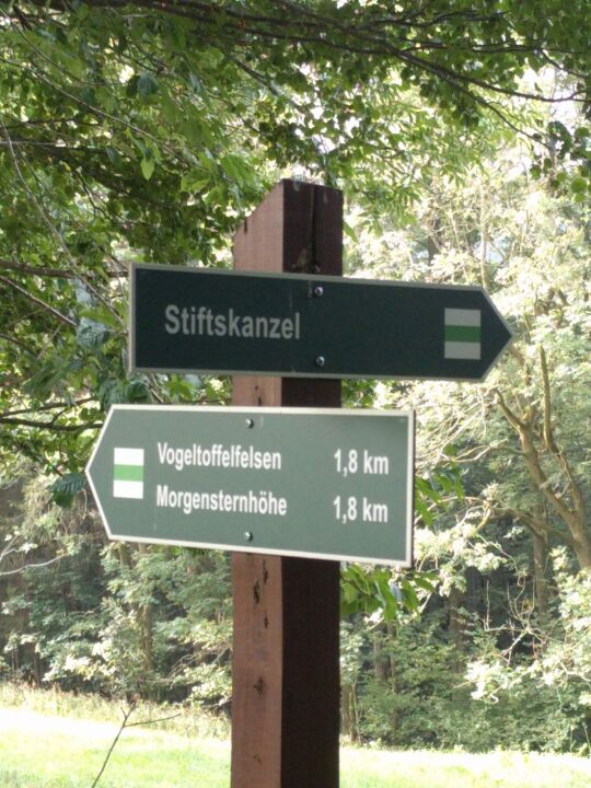 Wanderwegweiser unterhalb der Morgensternhöhe bei Ansprung.