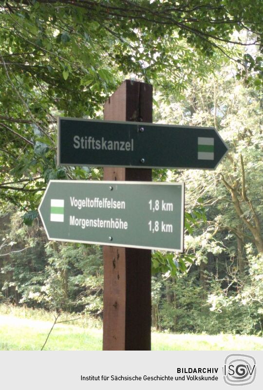 Wanderwegweiser unterhalb der Morgensternhöhe bei Ansprung.