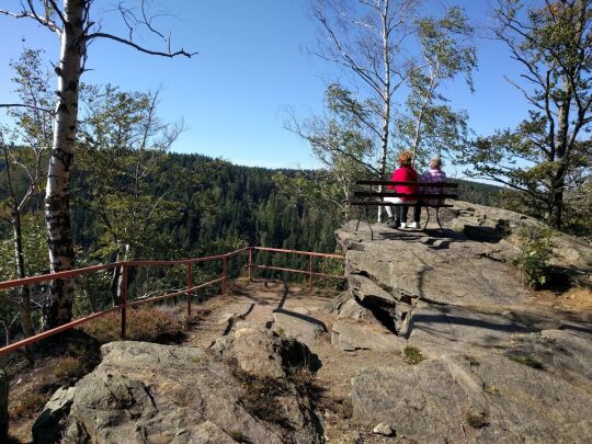 Ruhebank auf dem Vogeltoffelfelsen über dem Schwarzwassertal