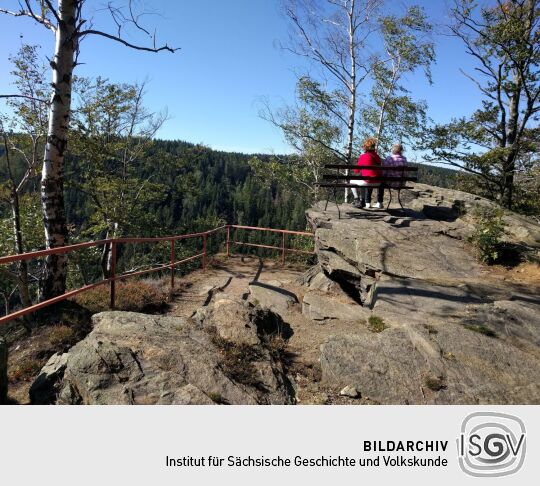 Ruhebank auf dem Vogeltoffelfelsen über dem Schwarzwassertal