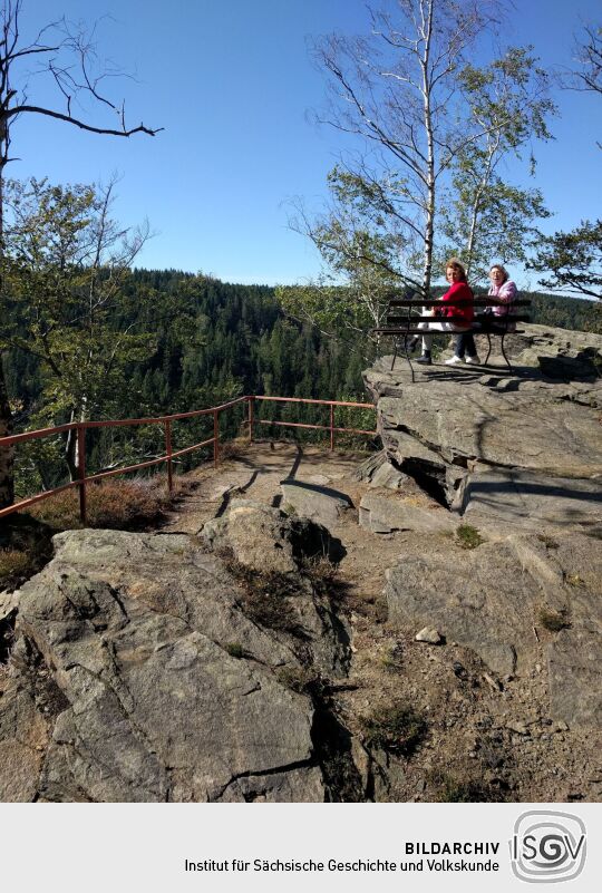Ruhebank auf dem Vogeltoffelfelsen über dem Schwarzwassertal