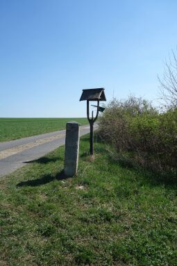 Wegweiser am Kammweg oberhalb Dorfchemnitz.