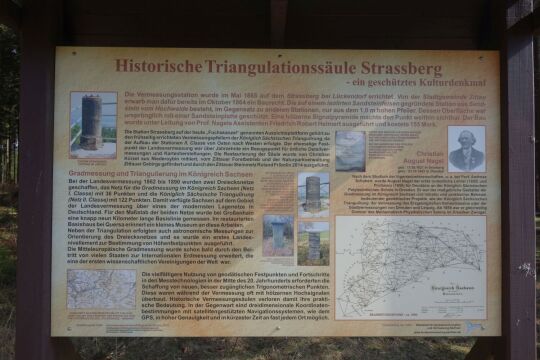 Infotafel zur Triangulationssäule am Strassberg im Zittauer Gebirge.