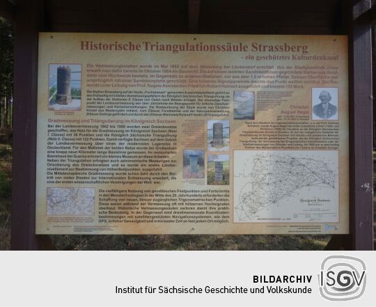 Infotafel zur Triangulationssäule am Strassberg im Zittauer Gebirge.