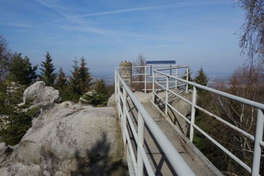Die Triangulationssäule auf der Fuchskanzel am Strassberg im Zittauer Gebirge.